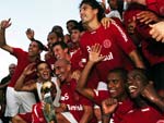A festa  toda dos jogadores e da torcida colorada, que conquistaram uma taa indita no ano do centenrio do clube