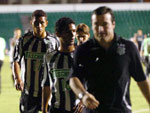 Tcnico Pintado e os jogadores do Figueirense sairam cabisbaixos do campo