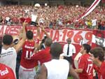 Depois de comemorarem no centro do campo, agora  a vez de os jogadores festejarem com os torcedores
