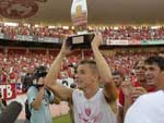 D'Alessandro, que no jogou a final por estar suspenso, ergue o trofu do primeiro turno do Gaucho