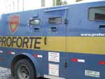 Tiroteiro deixou 37 marcas de bala no carro-forte 