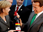 Schwarzenegger ganhou uma garrafa de vinho de Merkel