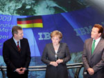 Angela Merkel e Arnold Schwarzenegger conversam com jornalistas na CeBIT
