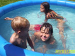 Melissa, Nicolas e Luan curtindo a piscina