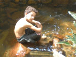 Filho da leitora Angelica aproveitando a cachoeira
