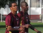 Atletas aquecem sob forte sol no gramado suplementar do Beira-Rio