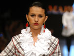 Cintura marcada e botes encapados voltam para a moda no inverno 2009.