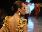 Decotes trabalhados reforam o glamour do dourado.