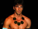 Stylist de peso d o toque final em coleo underwear.