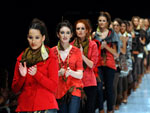 Vemelhos, marrons, beges e muito jeans azul do vida ao desfile.