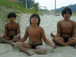 Os manos Matheus, Pedro e Srgio...Meditando nas dunas... O trio Spetheus