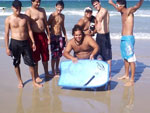 Na foto da esquerda para direita, Leonardo, Josiel, Felipe, Rodrigo, Lucas, Isaac, e com a prancha Moyss ...na praia de palmas.....autos dia com a galera...manda uma abrao pra todos..... 