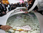Aqurio touch screen gigante foi uma das atraes da CeBIT, em Hanover, na Alemanha. No bata no vidro