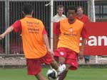 Rosinei divide a bola durante o treinamento no Beira-Rio