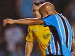 O campo molhado atrapalha finalizao de Alex Mineiro