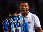 O atacante comemora o gol gremista com o criticado Celso Roth