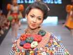 Inspirada no ba de retalhos, a coleo apresenta roupas estilo boneca de pano.