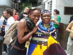 A reprter Paola Deodoro (E) com Mama Esther 
