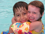 Lucas e Gabriela no parque aqutico em Antnio Carlos