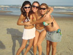 Josiane dos santos, Ana Paula L. Boaz e Dbora Mesquita na praia de Atlntida (RS)