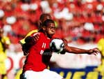 Walter mata no peito e tenta puxar o ataque colorado
