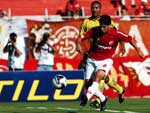 Giuliano, autor do terceiro gol, tenta armar jogada