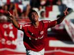 Depois do belo drible, Giuliano comemorou o gol com a torcida