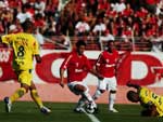Giuliano arma jogada que resultaria no terceiro gol colorado, logo no primeiro minuto do segundo tempo