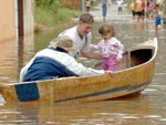 No bairro Vargem Bom Jesus, em Florianpolis, barcos buscam moradores em suas casas por causa da enchente