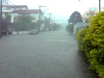 Chuva forte alaga ruas de Canasvieiras em Florianpolis
