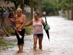 Moradores da Vargem do Bom Jesus em Florianpolis fogem da enchente