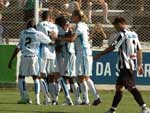 Jogadores gremistas comemoram o gol de Reinaldo