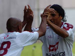 Lenilson, camisa 10, comemora com o companheiro o gol do Atltico de Ibirama