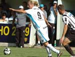 A zaga do Santa Cruz ficou em cima do estreante Maxi Lpez