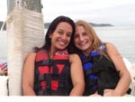 Eu (direita) e a Carol (minha amiga) passeando de lancha na praia de Bombinhas-SS, onde moramos. OBS. Nosso primeiro final de semana de folga depois de uma temporada trabalhando!!! 