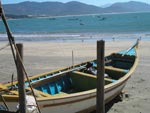 Um barco de pesca na areia em Garopaba 
