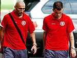 Os argentinos Guiazu e D'Alessandro chegam ao Beira-Rio para o treino desta manh