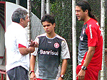 Tales e Sorondo fizeram trabalhos no gramado suplementar sob superviso do preparador fsico lio Carravetta
