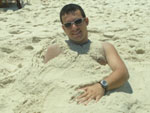 Marlon Luiz Lange tomando um sol de uma forma diferente, enterrado dos ps a cabea