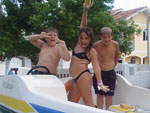 Kssia Cristini de Souza com os primos Paulo e Nacet na lancha da famlia na Praia da Armao da Pedade em Florianpolis