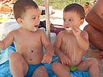 Meus sobrinhos, luzes de nossas vidas, Bernardo e Matheus curtindo a praia de Jurer Internacional em um lindo domingo de sol