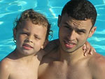 Tio Everton com o sobrinho Hiago no colo na Piscina do Sesc....s festa