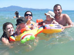 Na foto meus sobrinhos amados Bernardo e Matheus, minha irm Fabola, eu e meu cunhado Daniel,no esquecendo do meu marido Alan nos fotografando  claro, em um domingo de sol maravilhoso na linda praia de Jurer Internacional. Moramos onde vc passa frias...hehehe