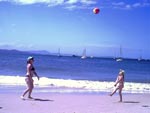 Eu e minha filha Victoria jogando vlei na praia de Jurer