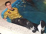 Rodrigo tomando um banho de piscina