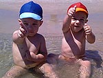 Dinda coruja  isso, mais uma de meus sobrinhos, Bernardo e Matheus curtindo mais um domingo na paia