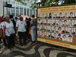 Os servidores tambm anexaram cartazes com fotos dos deputados que votaram pelo abono