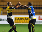 Michel Neves comemora um dos seus dois gols com companheiro do banco de reservas