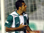 Logo aos cinco minutos de jogo, o atacante Mendes abriu o placar com gol de pnalti