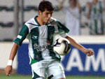 O volante Renan durante lance do segundo tempo da partida